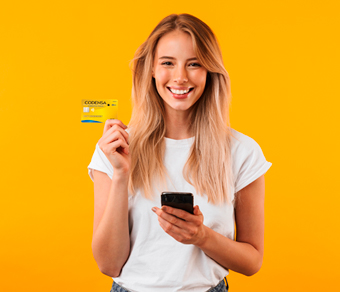 Mujer alegre con su tarjeta Credito facil codensa - Enel X